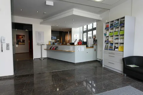 Modernes Büro der HochKlima GmbH in Berlin mit Klimaanalyse-Displays